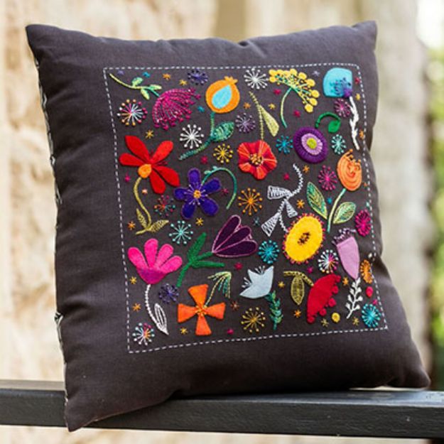 Picture of WW Cushion Scattered Flowers
